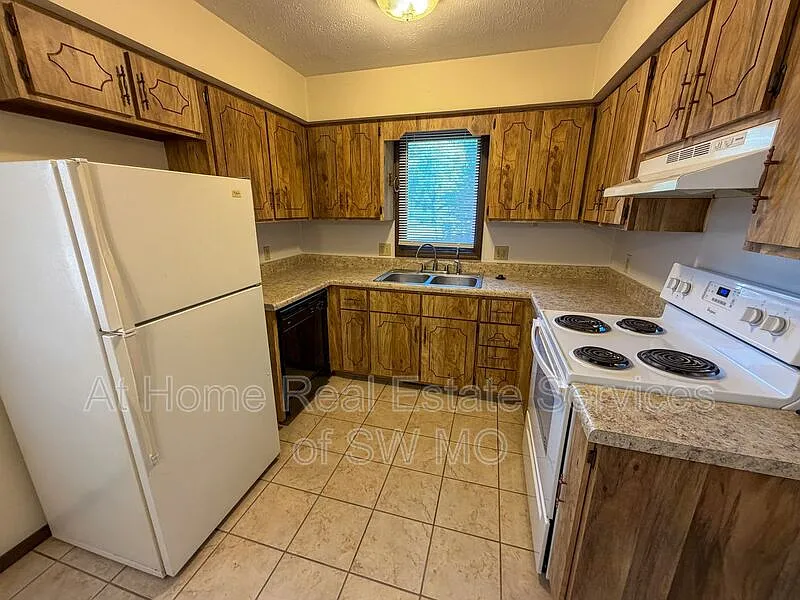 3 bed, 2.0 bath, 1227 sqft, $1,330 — Photo 2