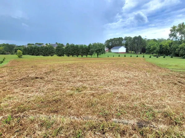 2032 Smokey Meadows Dr, Dandridge, TN 37725
