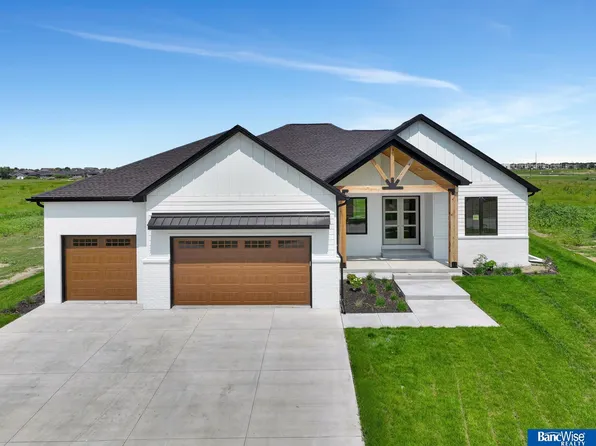 3610 Tree Line Dr, Lincoln, NE 68516