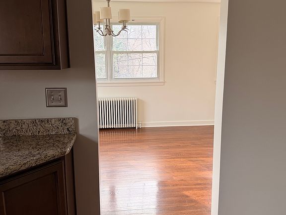 5th image of 110 Northmont St
