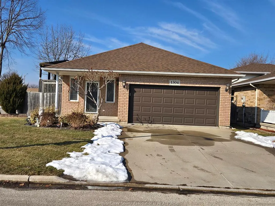 1504 Fuller Cres