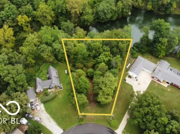 19553 E Lake Site Dr, Hope, IN 47246