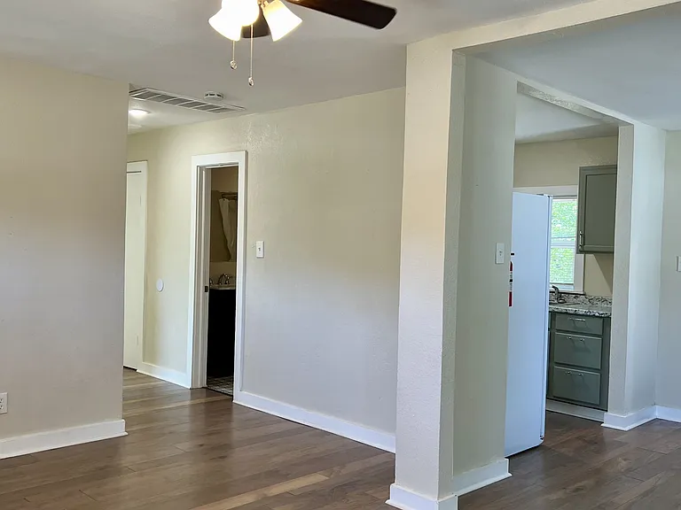 1036 N Madison Ave — Photo 5