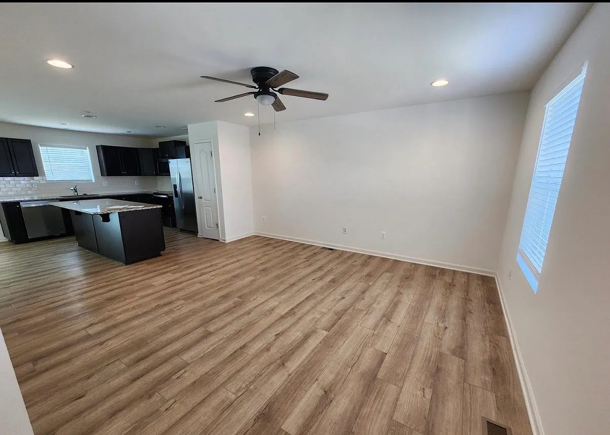 4 bed, 2.5 bath, 2300 sqft, $2,200 — Photo 2