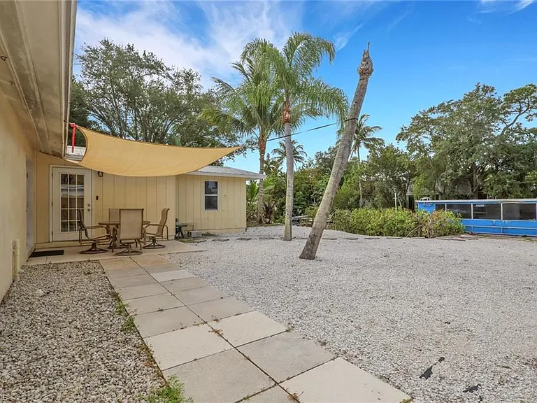 2772 Riverview Dr — Photo 3