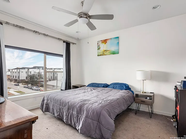 223 W Laurel — Photo 11