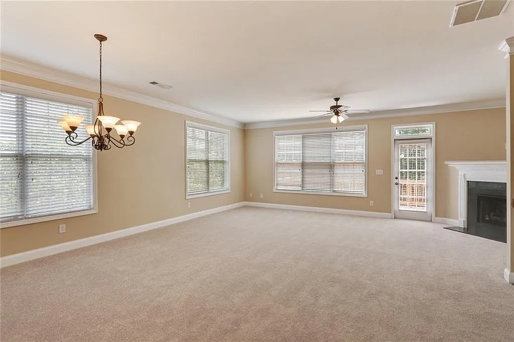 3 bed, 3.5 bath, 2190 sqft, $2,600 — Photo 2