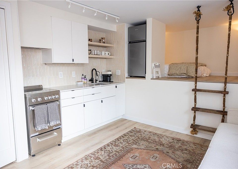 1st image of 160 Avenida Florencia #C