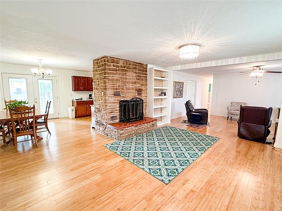2nd image of 203 S Holman St