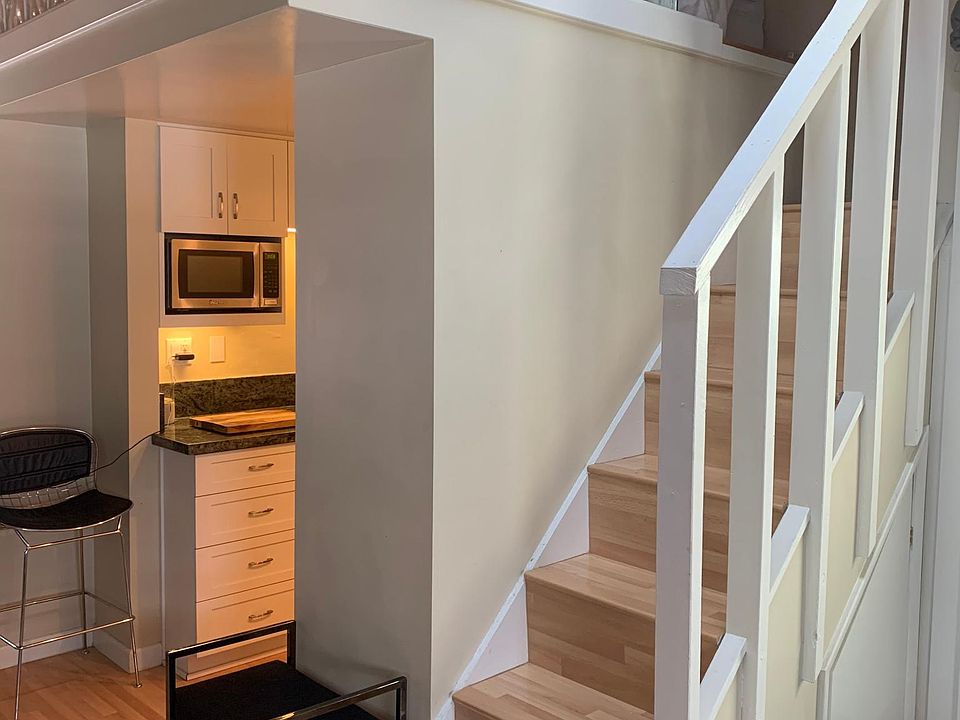 2nd image of 121 31st St #B
