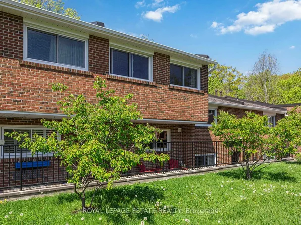 90 Edgewood Ave #123, Toronto, ON M4L 3H1