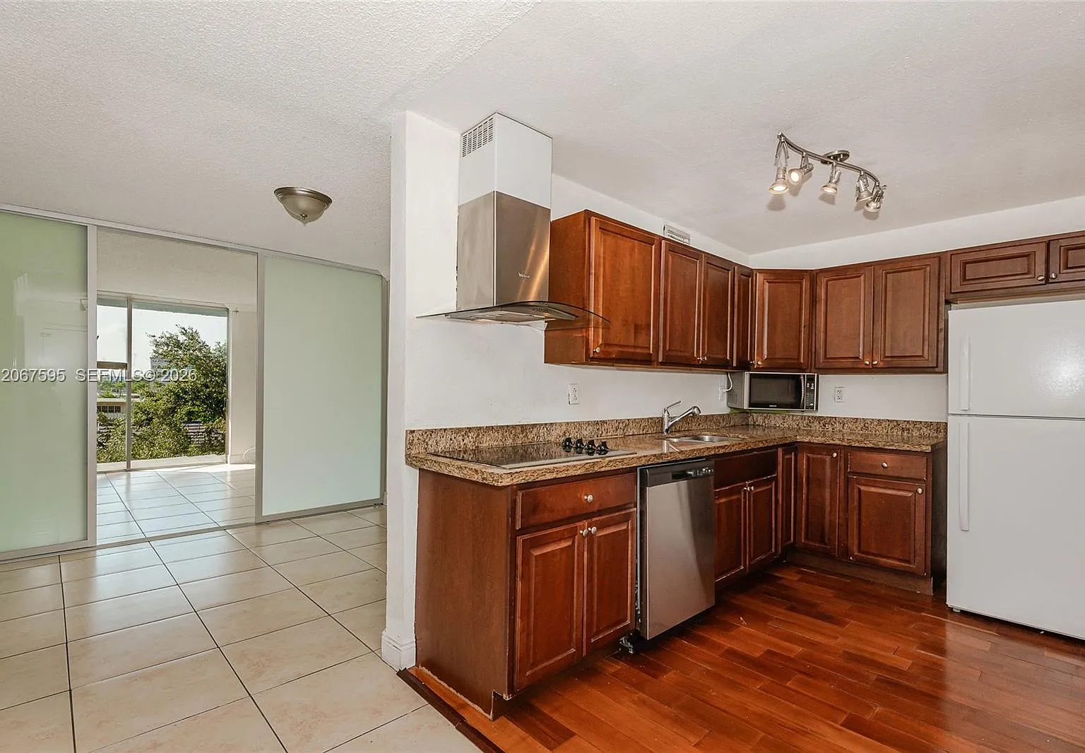 Bayview Palms Condo — Photo 2
