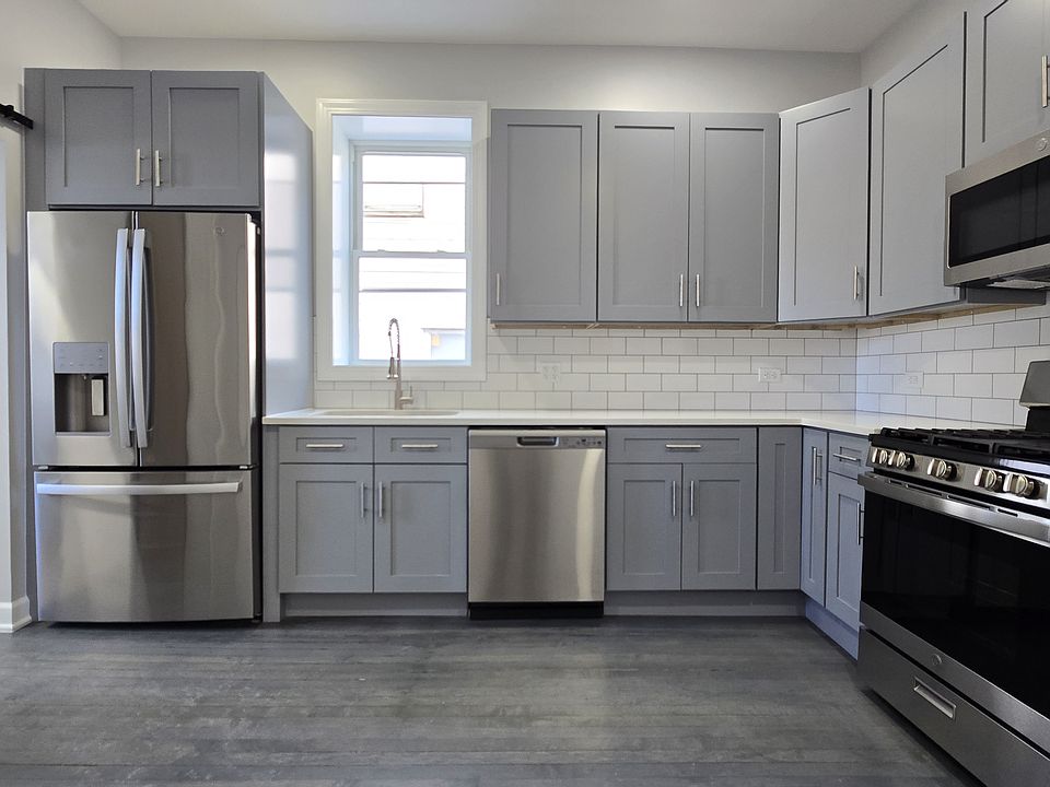 Luxe Kitchen with all high-end applicances