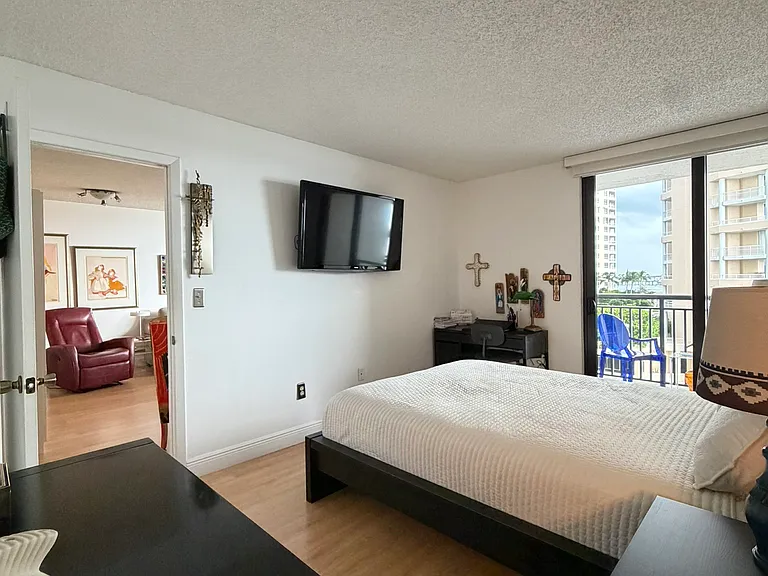 540 Brickell Key Dr #828 — Photo 25
