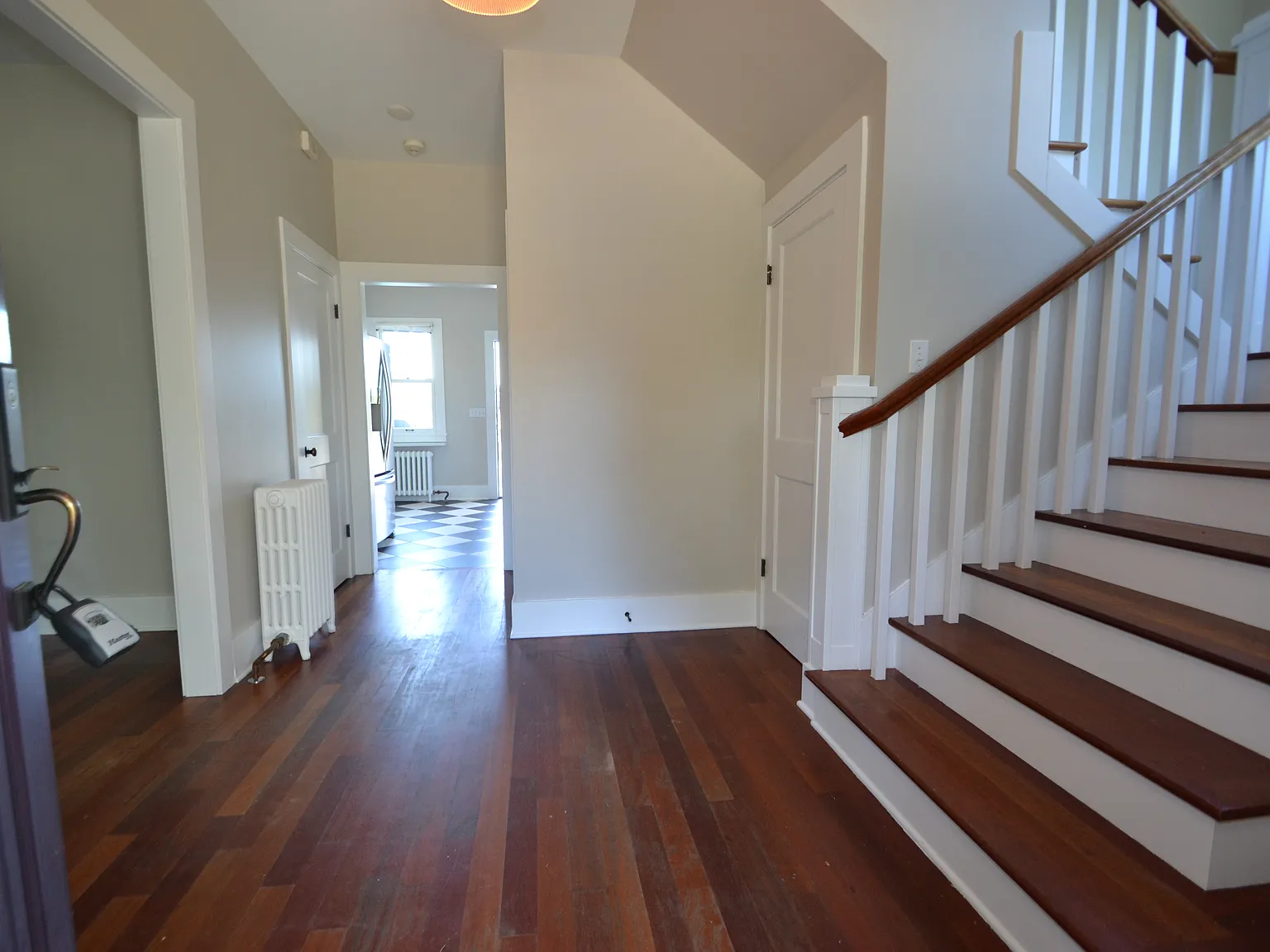 5 bed, 3.5 bath, 2560 sqft, $7,900 — Photo 2