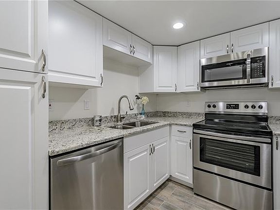 5th image of 2734 Sherbrooke Ln APT A
