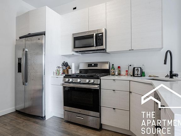 3rd image of 3245 W Fullerton Ave #8njyfk4pt