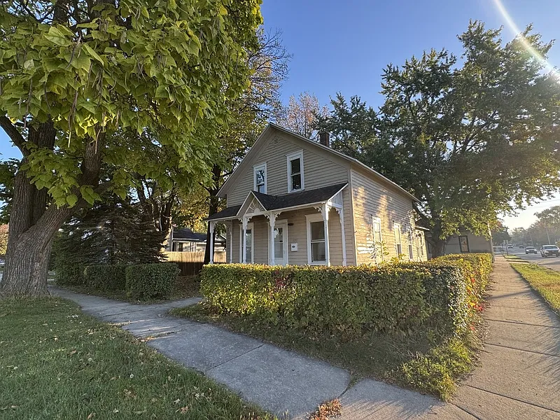 3 bed, 1.0 bath, 1478 sqft, $1,499 — Photo 1