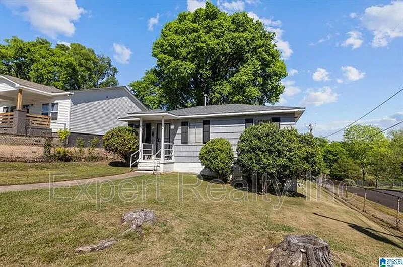 3 bed, 1.0 bath, 825 sqft, $950 — Photo 1