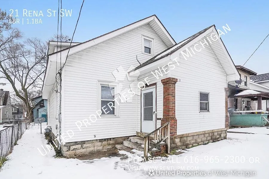 Available Now | Spacious 4 Bedroom, 1.5 Bath Single Family Home | Hardwood Floors | Located in th... — Photo 2