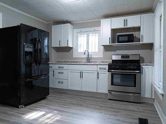 3rd image of 1432 W 6th St