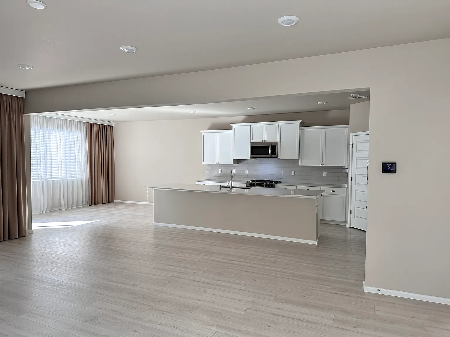 4 bed, 2.5 bath, 2560 sqft, $3,750 — Photo 4