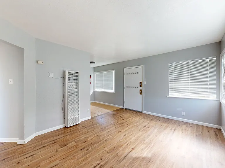 2515 10th ave — Photo 121