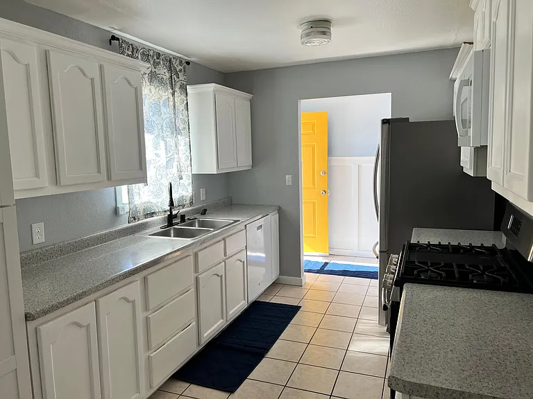 5554 Cypress St — Photo 6