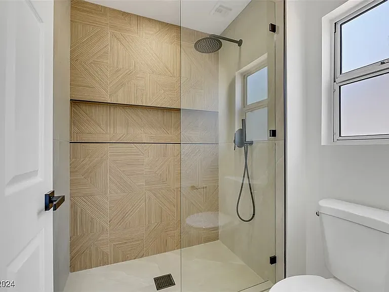 8513 Glenmore Dr — Photo 13