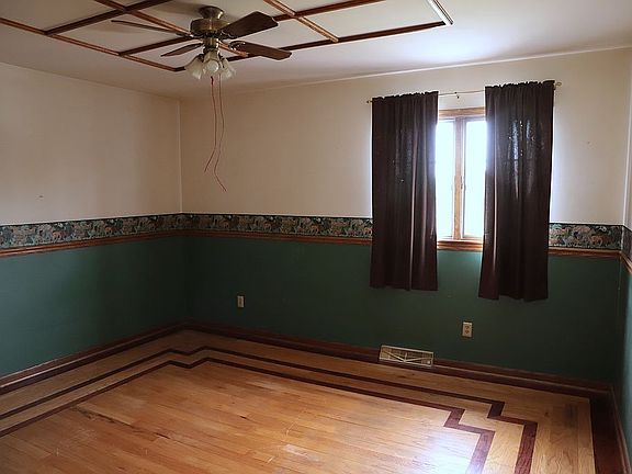 Bedroom 11.8 x 13.7
