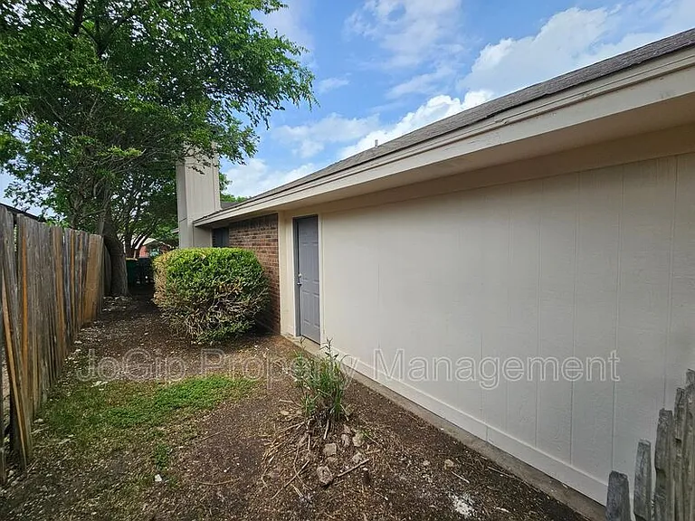 311 Bryant Ln — Photo 21