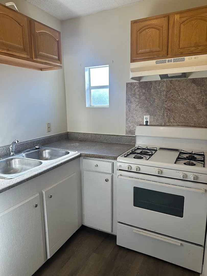 Hackney Ave Apartments- 858 — Photo 4