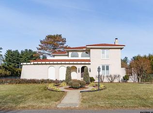 6 Valleyview Dr, Albany, NY 12208