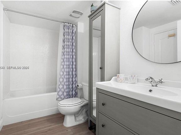 5th image of 500 NE 29th St APT 605