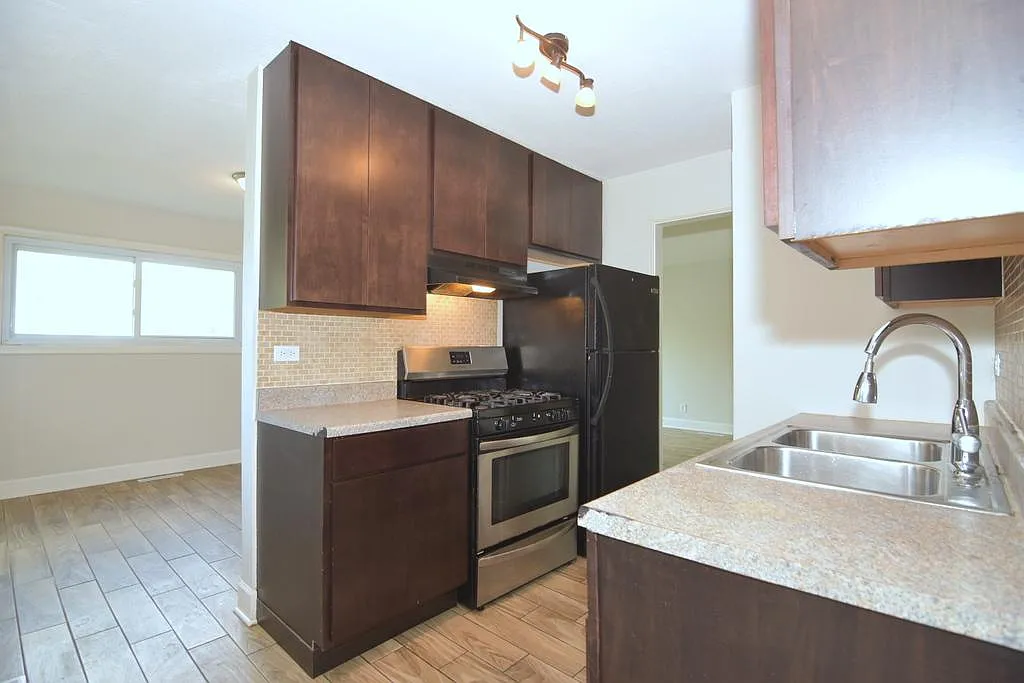 3 bed, 1207 sqft, $2,690 — Photo 2