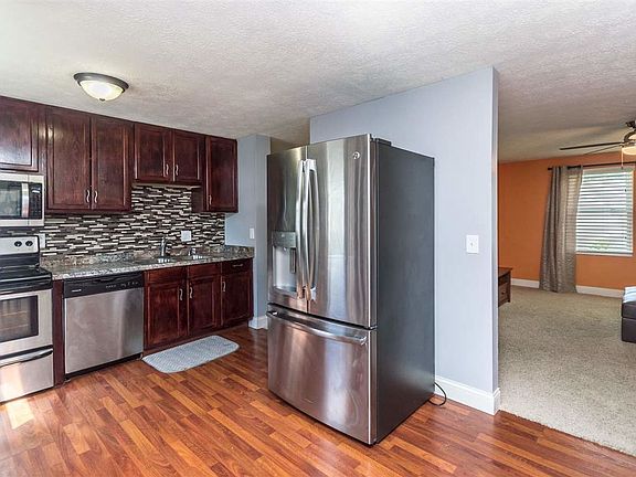 3rd image of 10 Fairlawn Cir