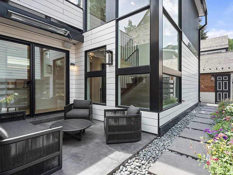 105 E Hallam St — Photo 2