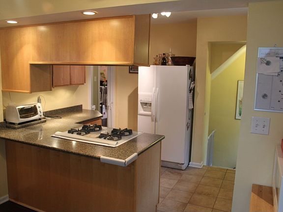 4th image of 598 Meadowdale St