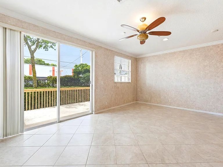 556 Marbella Cir — Photo 6