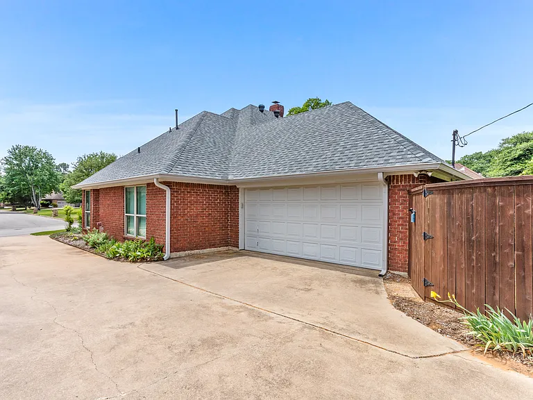 2942 Woodland Hills Dr — Photo 35