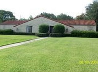 7 Colony Dr, Angleton, TX 77515