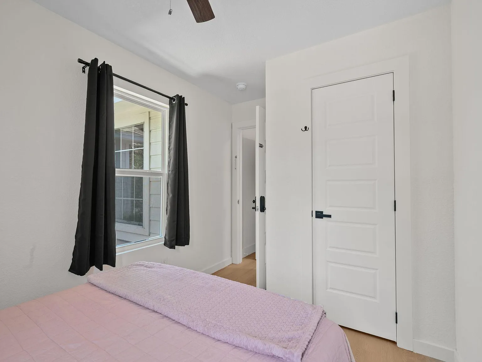 4 bed, 3.0 bath, 2450 sqft, $672 — Photo 2