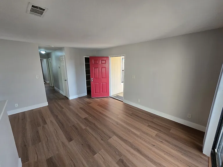 1117 W Swain Rd #18 — Photo 2