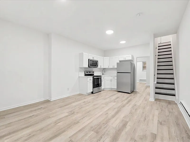 3 bed, 906 sqft, $1,590 — Photo 3