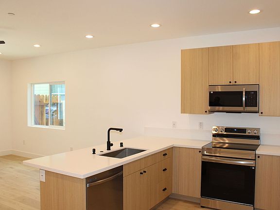 5th image of 111 D St