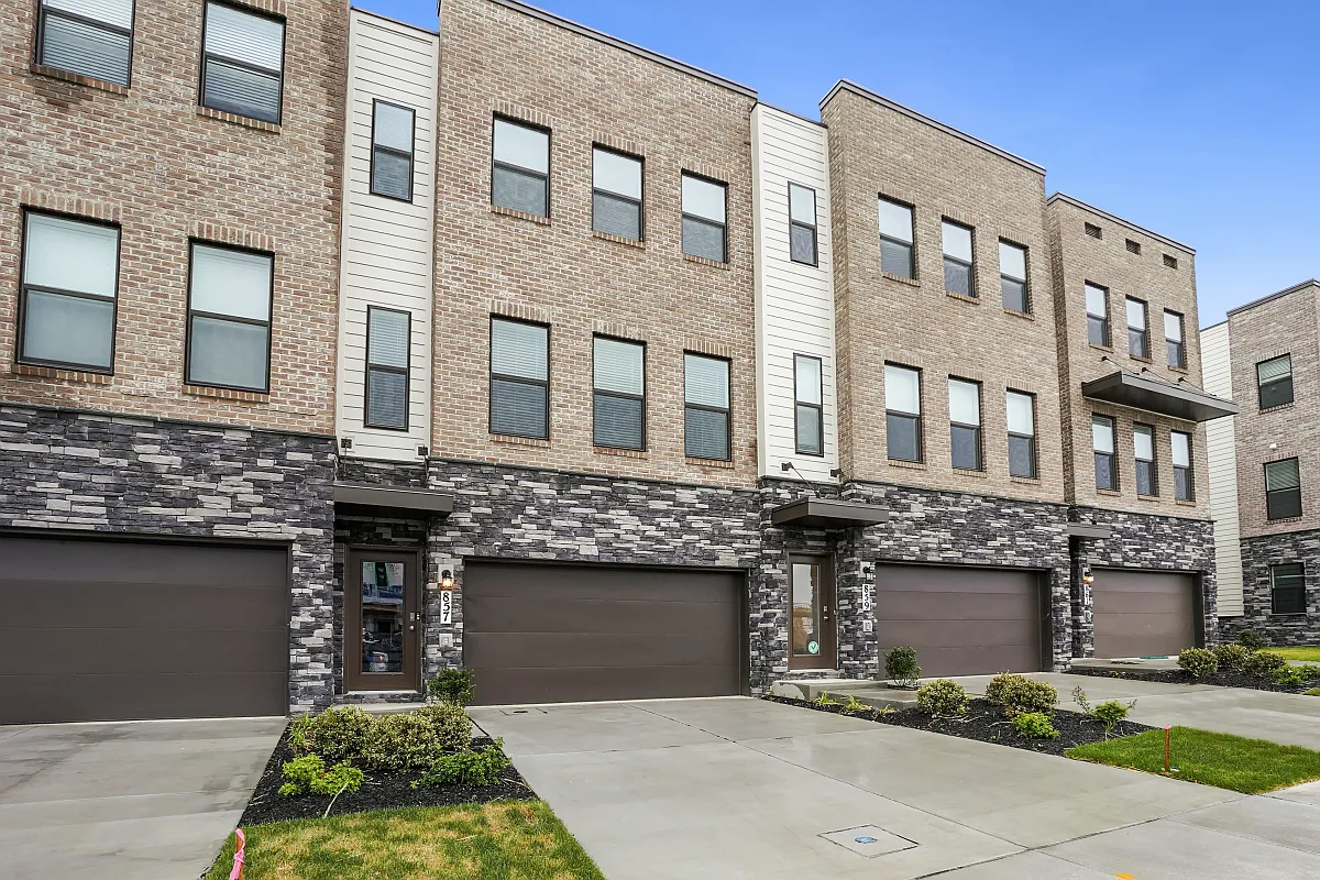 4 bed, 3.5 bath, 2334 sqft, $3,000 — Photo 1