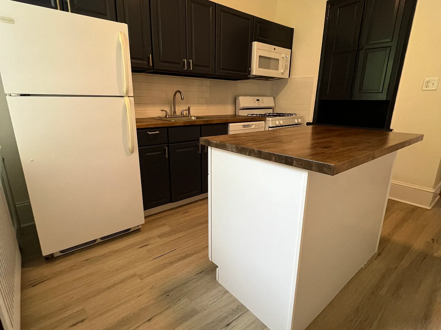 2 bed, 1072 sqft, $2,095 — Photo 4