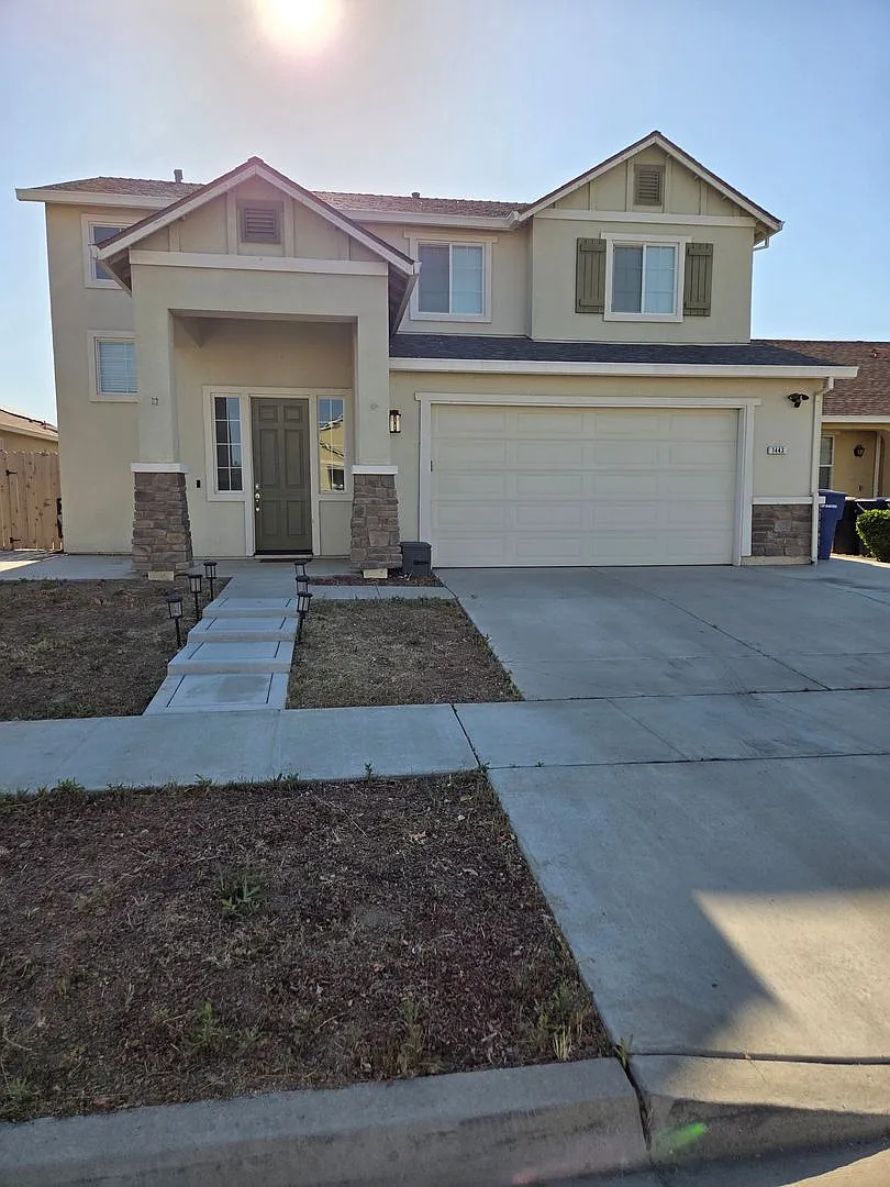 Beautiful 4 Bedroom Home — Photo 2