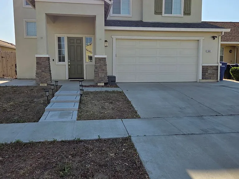 1443 Greenbrier Dr — Photo 2