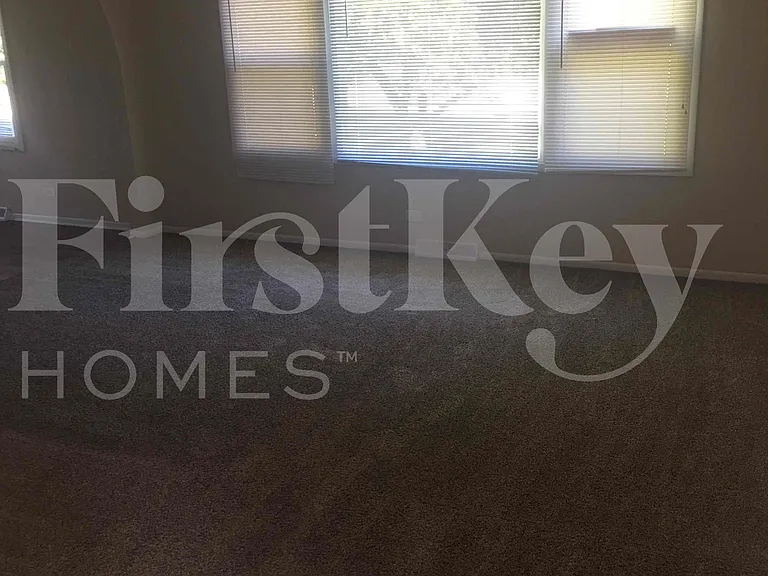 410 S Villa Ave — Photo 2